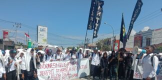 Pasca Pengukuhan, Mahasiswa Baru Fakultas Teknik UNANDA menggelar aksi demonstrasi