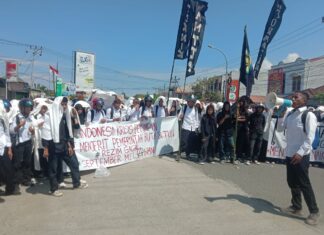 Pasca Pengukuhan, Mahasiswa Baru Fakultas Teknik UNANDA menggelar aksi demonstrasi