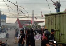 AMOR MAKASSAR TURUN KEJALAN MENOLAK KENAIKAN BBM
