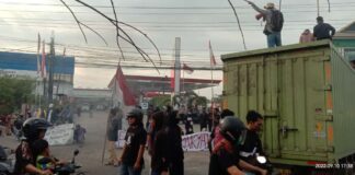 AMOR MAKASSAR TURUN KEJALAN MENOLAK KENAIKAN BBM