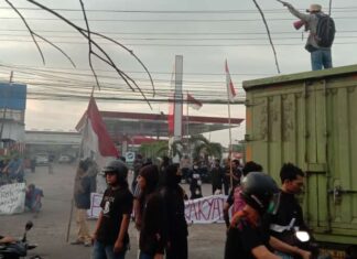 AMOR MAKASSAR TURUN KEJALAN MENOLAK KENAIKAN BBM