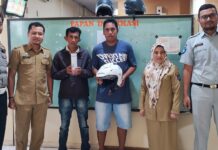Samsat Takalar Bagi-bagi Souvenir Pada Wajib Pajak yang Bayar PKB Tepat Waktu