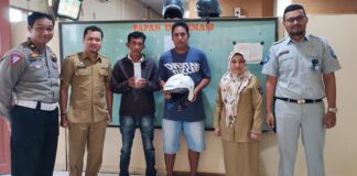 Samsat Takalar Bagi-bagi Souvenir Pada Wajib Pajak yang Bayar PKB Tepat Waktu