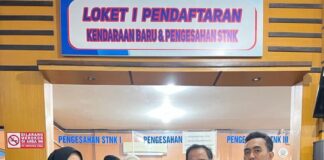 Jasa Raharja Perwakilan Watampone Beri Souvenir Kepada Samsat Bone untuk Wajib Pajak yang Taat Bayar PKB