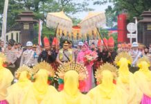 Kapolda Sulsel yang Baru Disambut Tradisi Angngaru dan Tari Padduppa