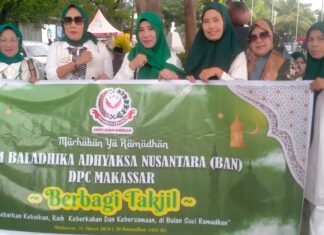 Moment Bulan Penuh Berkah, LSM BAN Makassar Berbagi Takjil di Anjungan Pantai Losari