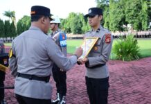 Kapolda Irjen Pol Yudhiawan Pimpin Upacara Pemberian Penghargaan dan PTDH Personel Polda Sulsel