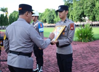 Kapolda Irjen Pol Yudhiawan Pimpin Upacara Pemberian Penghargaan dan PTDH Personel Polda Sulsel