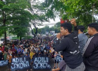 Ribuan Massa Unras Padati Mako Polda Sulsel, Ramai Bentangan Spanduk “Adili Jokowi”