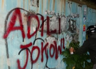 Aksi Grafiti Kembali Mencuat di Kota Makassar, Marak Coretan Dinding “Adili Jokowi”