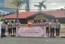 Polres Pelabuhan Makassar Bagi-bagi Takjil Dihari ke-3 Bulan Ramadhan