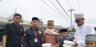 Jumat Berkah, Koordinator Liputan TapakNews Berbagi Nasi Dos Disalah Satu Masjid di Sidrap