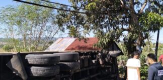 Lagi, Mobil Kontainer di Sidrap Terbalik Pas Tikungan