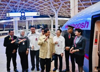 45 Menit ke Bandung, Presiden Prabowo Pilih Kereta Cepat Whoosh Bersama Masyarakat