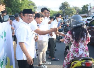 Aksi Sosial LDII Sulsel Bagikan 400 Paket Takjil Ramadan 1447 H di Depan Patung Ayam Makassar